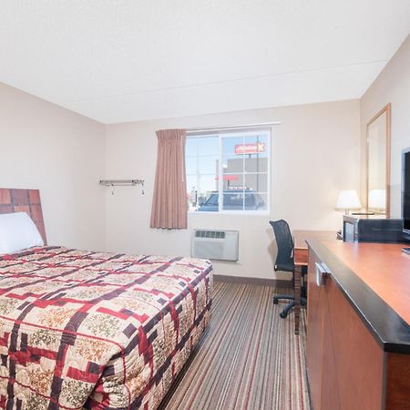 Knights Inn And Suites - Grand Forks Bagian luar foto