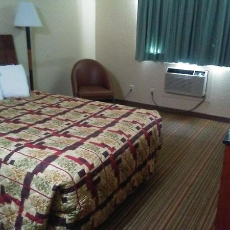 Knights Inn And Suites - Grand Forks Bagian luar foto