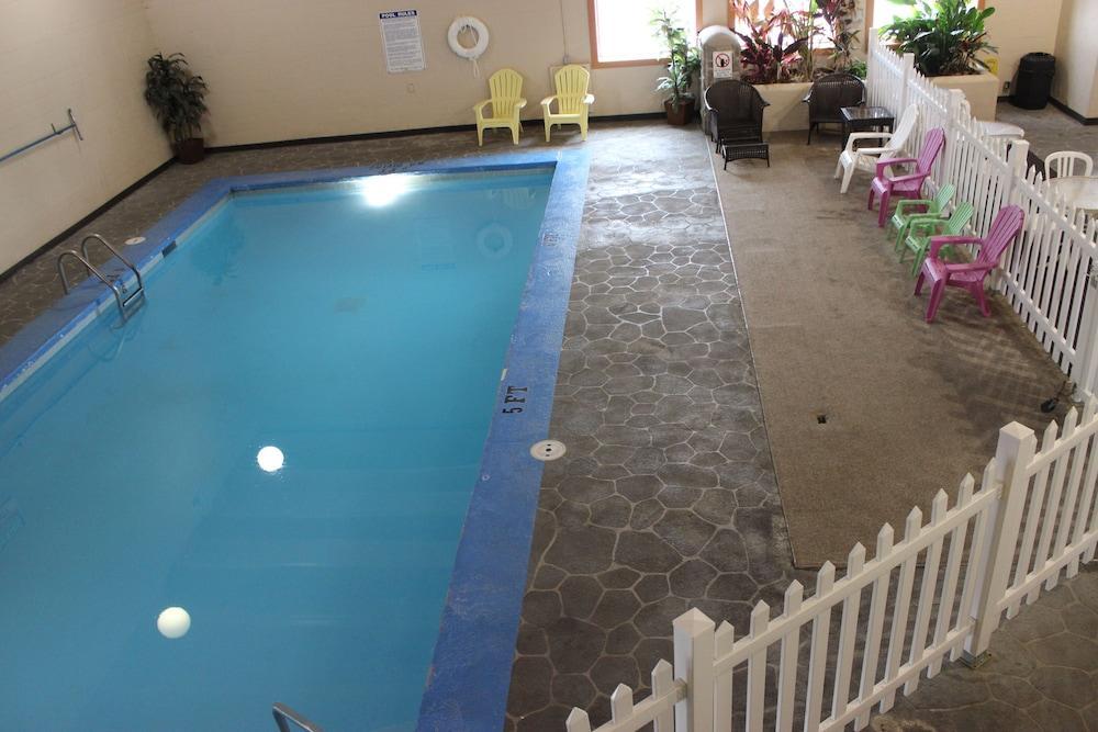Knights Inn And Suites - Grand Forks Bagian luar foto