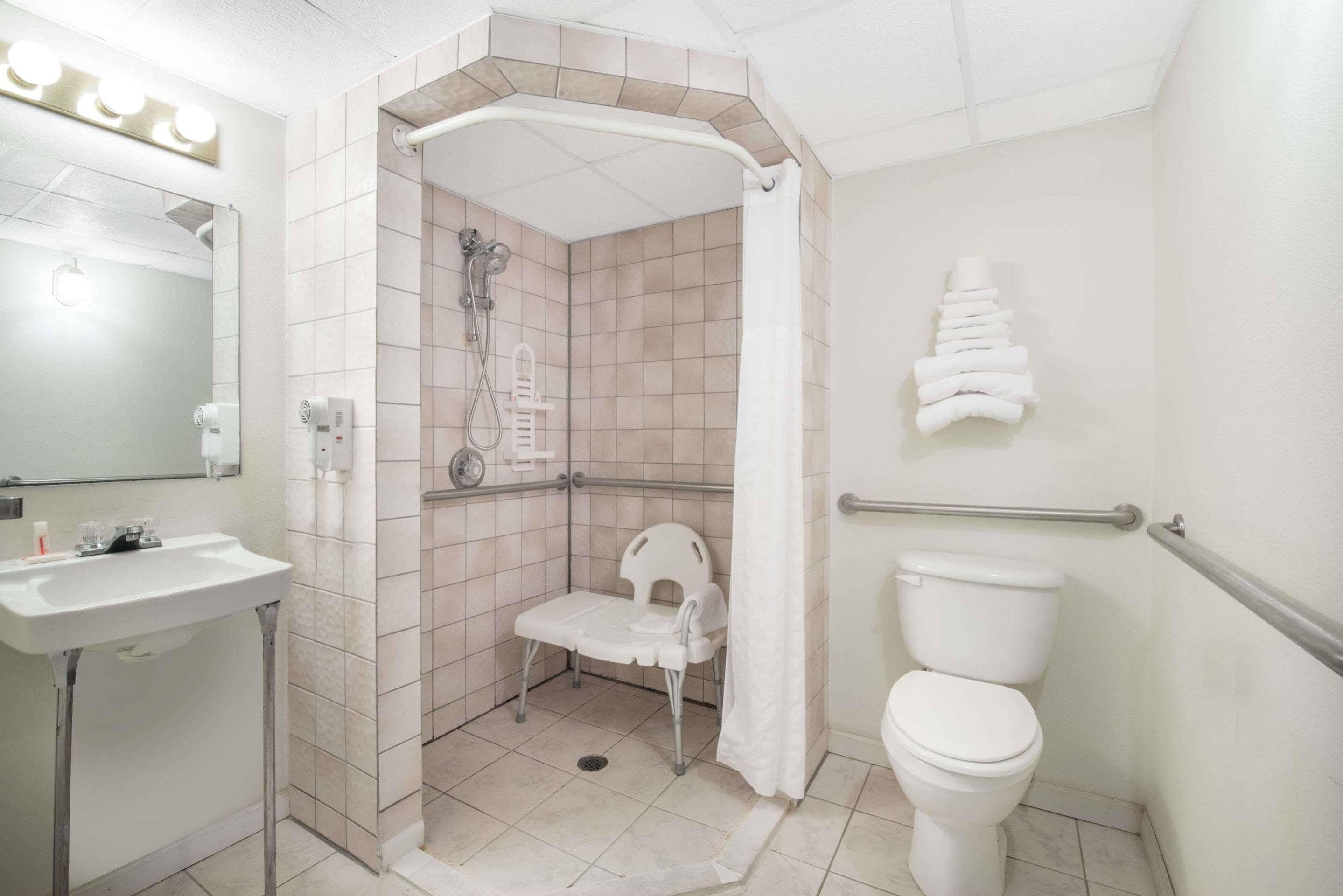 Knights Inn And Suites - Grand Forks Bagian luar foto