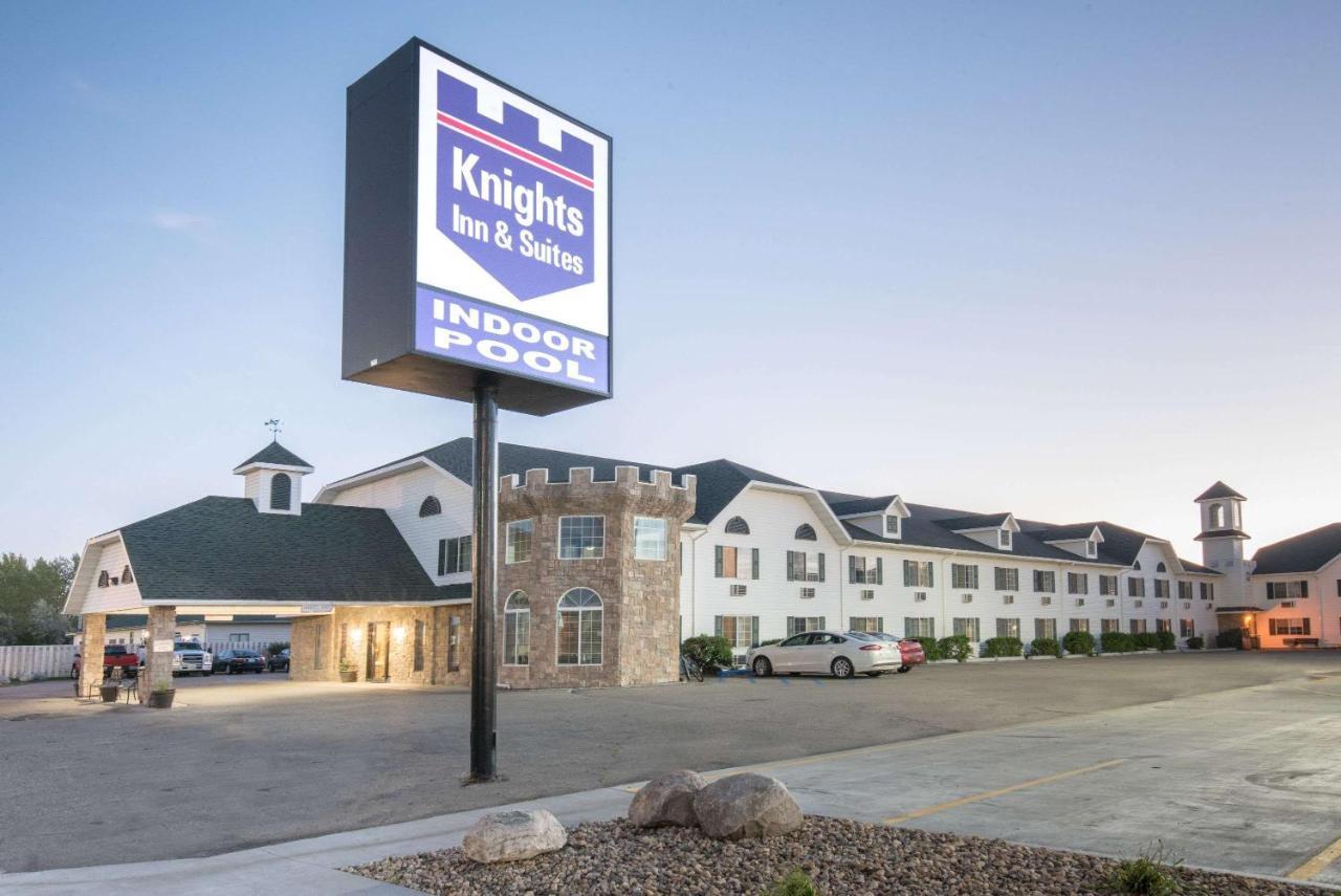 Knights Inn And Suites - Grand Forks Bagian luar foto