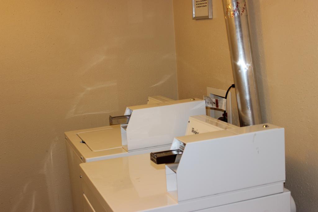 Knights Inn And Suites - Grand Forks Bagian luar foto