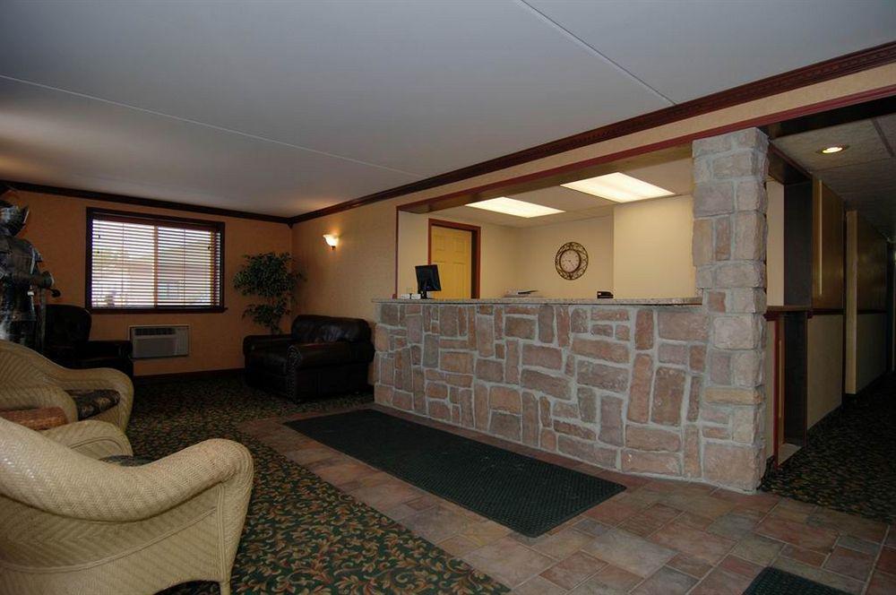 Knights Inn And Suites - Grand Forks Bagian luar foto