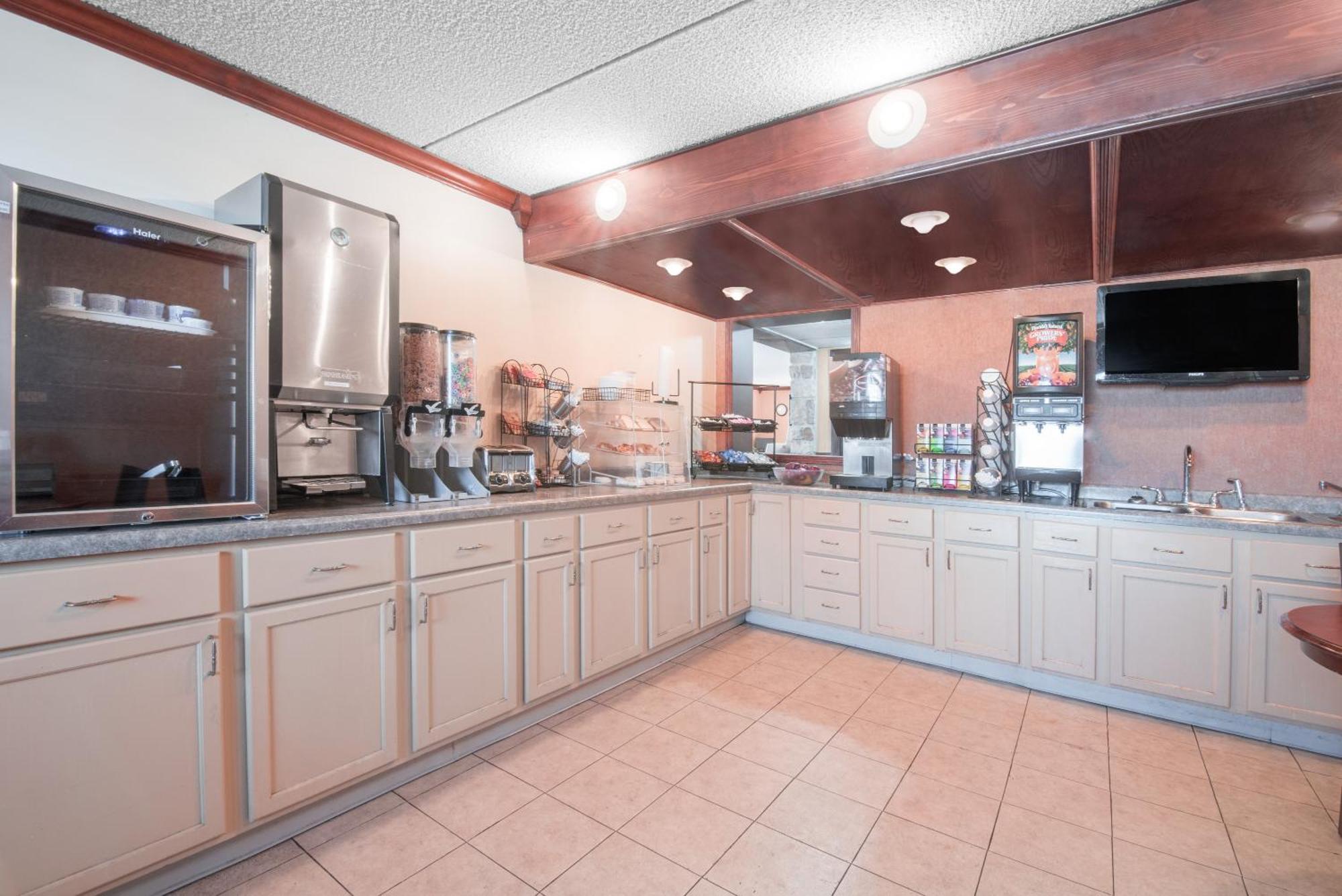 Knights Inn And Suites - Grand Forks Bagian luar foto