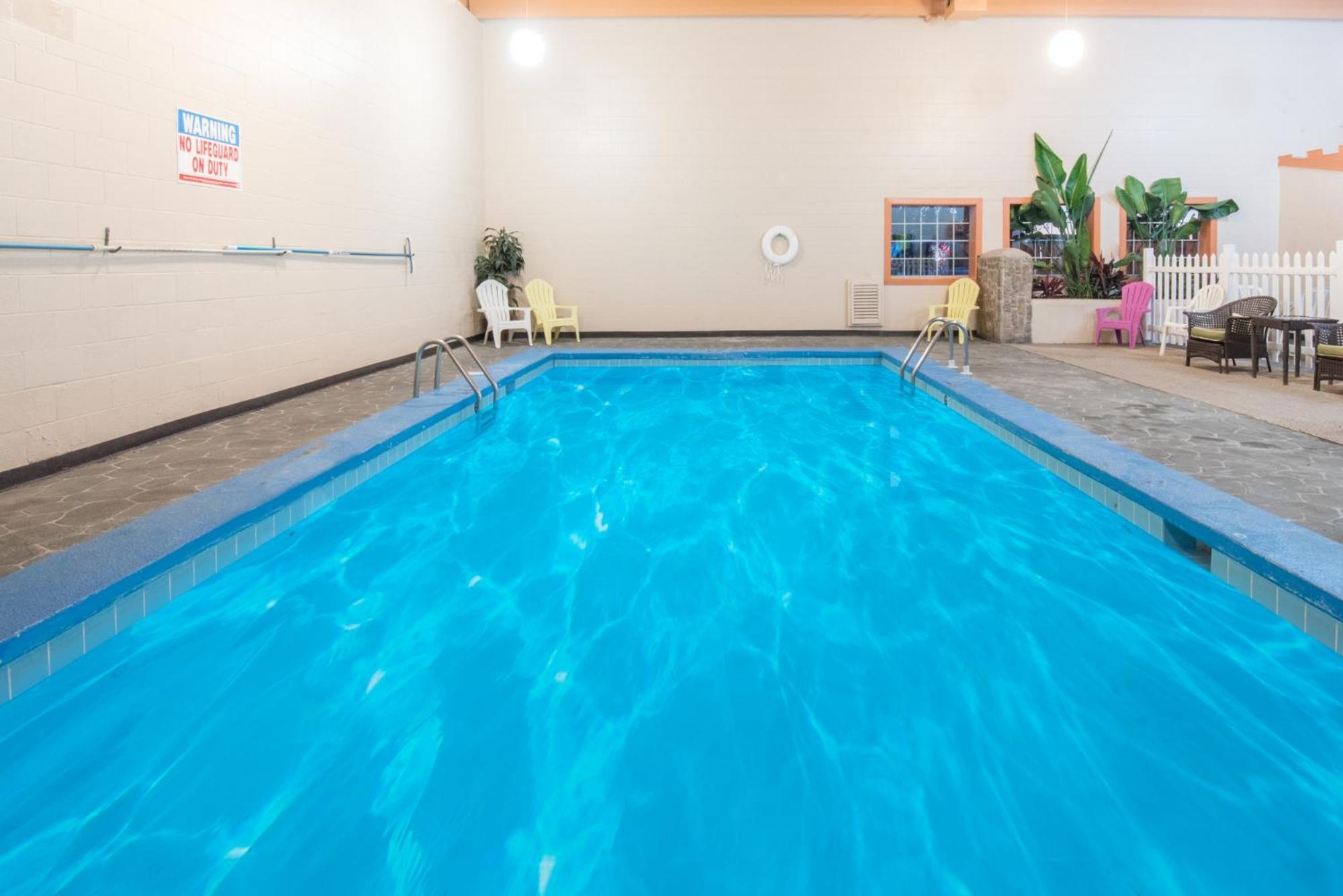 Knights Inn And Suites - Grand Forks Bagian luar foto