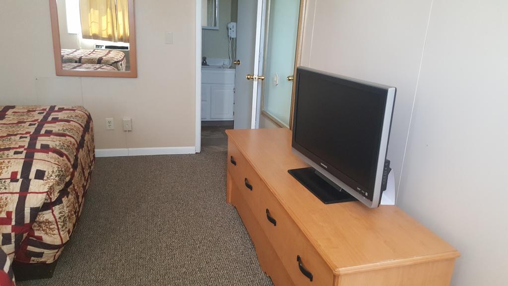 Knights Inn And Suites - Grand Forks Bagian luar foto