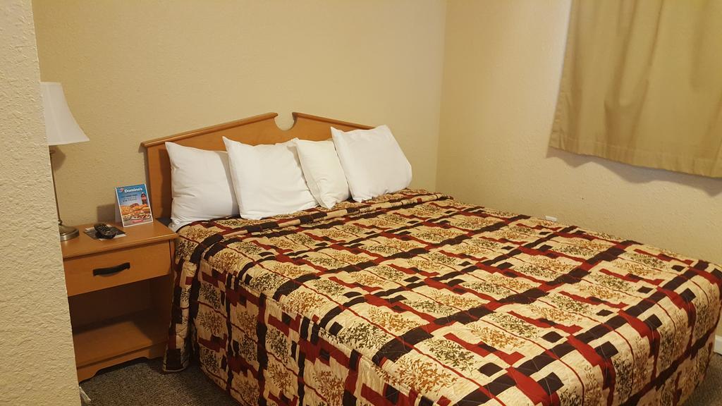 Knights Inn And Suites - Grand Forks Bagian luar foto