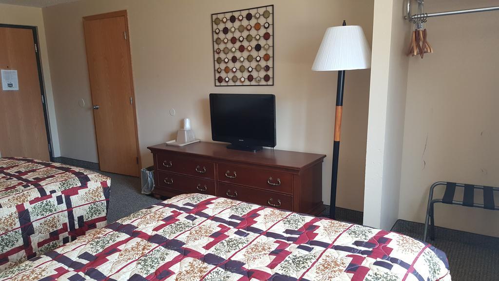 Knights Inn And Suites - Grand Forks Bagian luar foto
