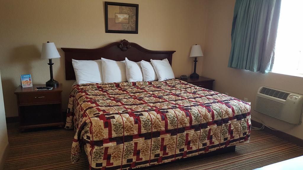 Knights Inn And Suites - Grand Forks Bagian luar foto