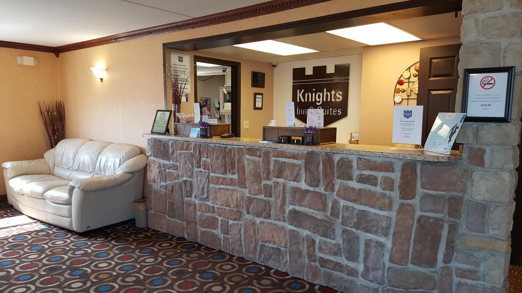 Knights Inn And Suites - Grand Forks Bagian luar foto