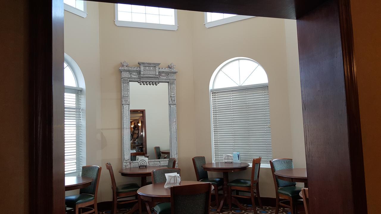 Knights Inn And Suites - Grand Forks Bagian luar foto