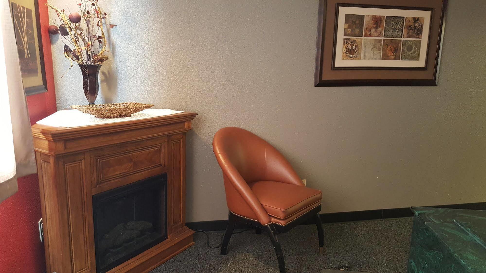 Knights Inn And Suites - Grand Forks Bagian luar foto