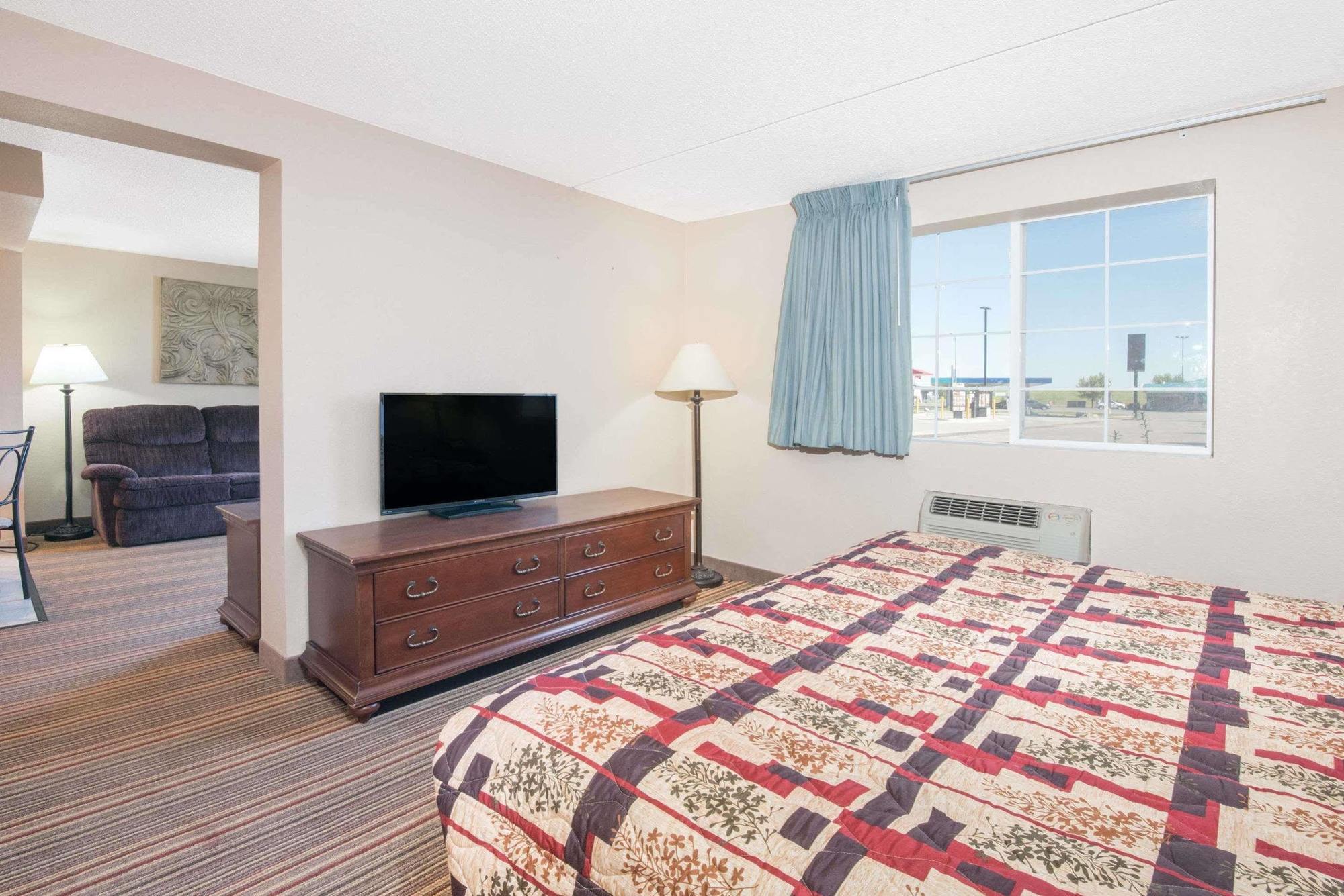 Knights Inn And Suites - Grand Forks Bagian luar foto