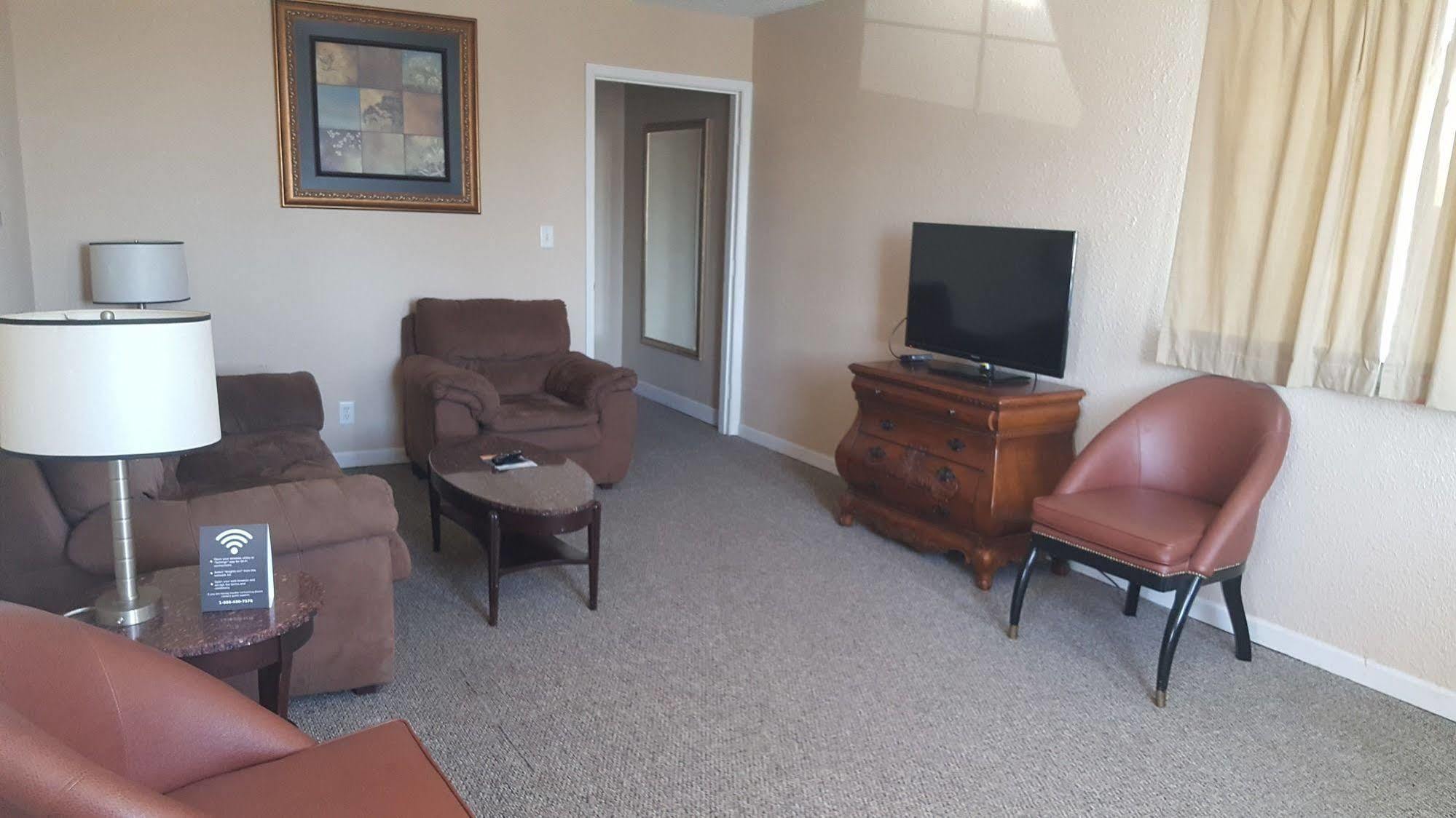 Knights Inn And Suites - Grand Forks Bagian luar foto