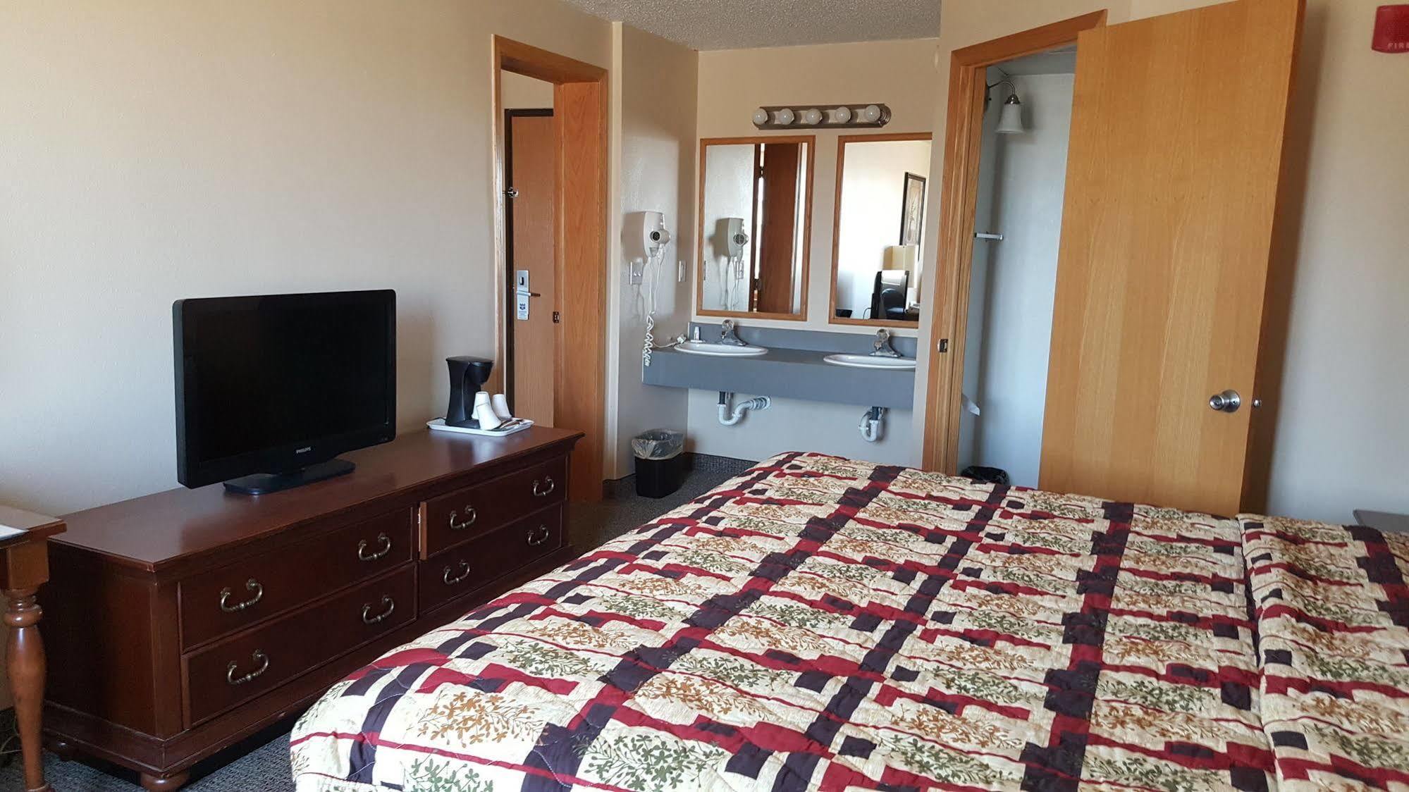 Knights Inn And Suites - Grand Forks Bagian luar foto