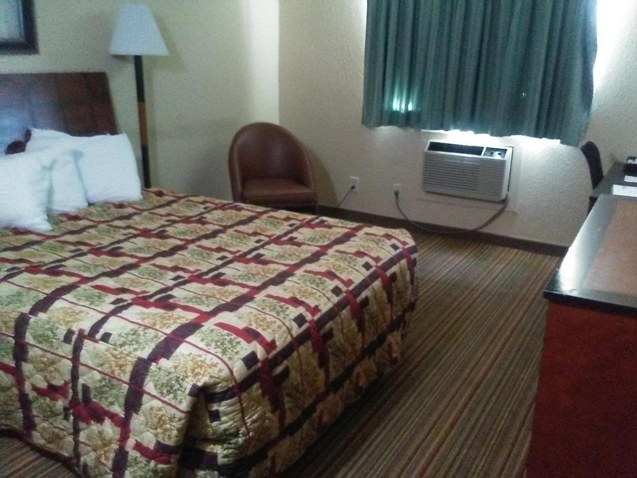 Knights Inn And Suites - Grand Forks Bagian luar foto