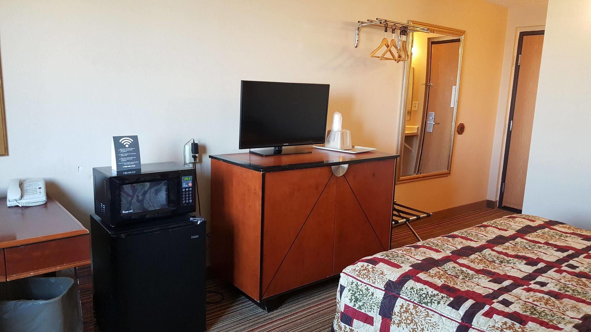Knights Inn And Suites - Grand Forks Bagian luar foto