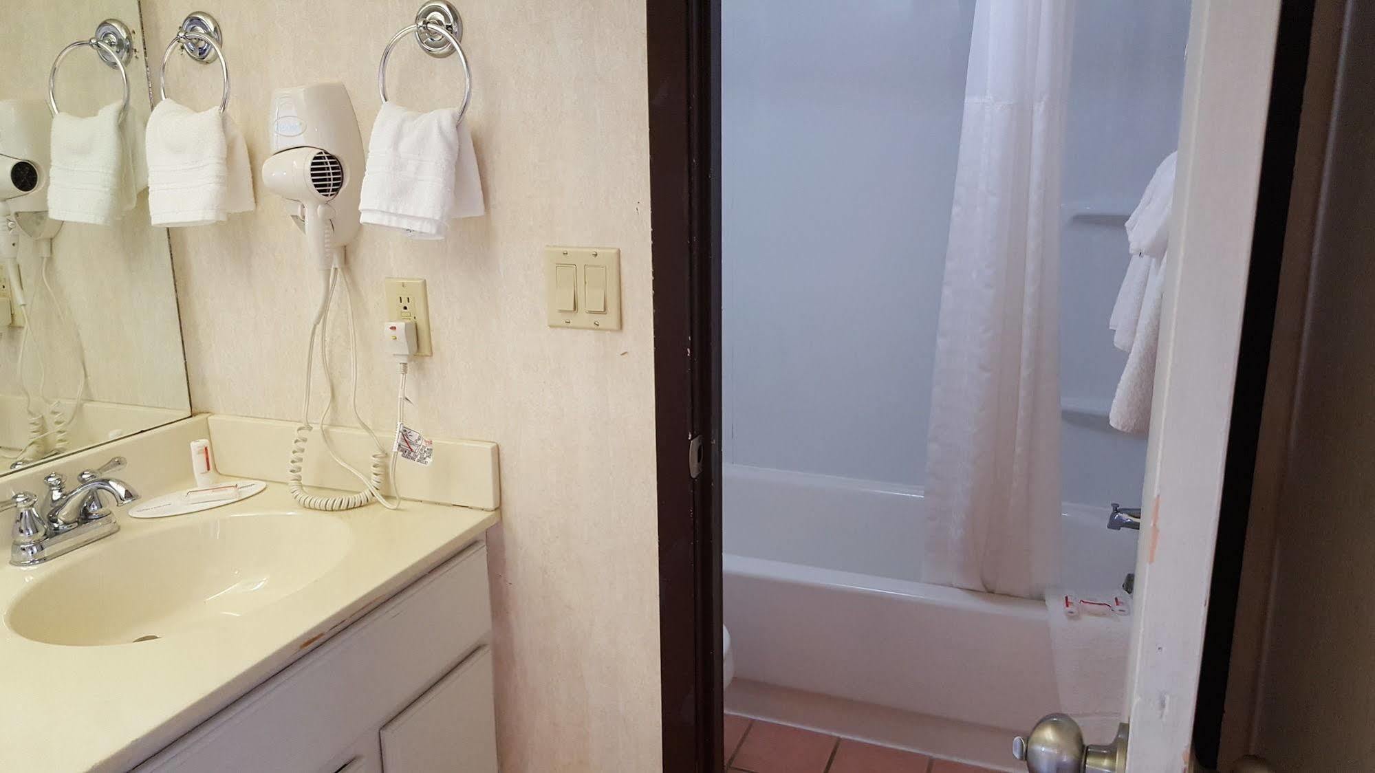 Knights Inn And Suites - Grand Forks Bagian luar foto