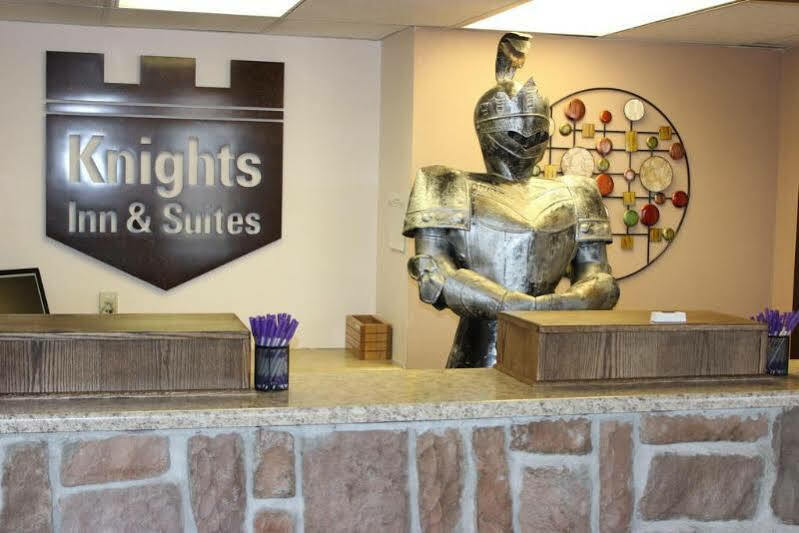 Knights Inn And Suites - Grand Forks Bagian luar foto